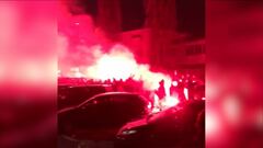 Cánticos y bengalas de los 'tifosi' del Milán antes del derbi italiano