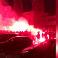 Cánticos y bengalas de los 'tifosi' del Milán antes del derbi italiano