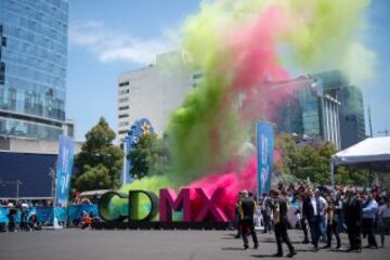 Esteban Gutiérrez 'quemó llanta' de su Fórmula E en Paseo de la Reforma.
