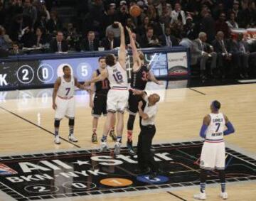 Pau Gasol (Conferencia Este) y Marc Gasol (Conferencia Oeste) durante los All Star de la NBA 2015. Momento histrico.