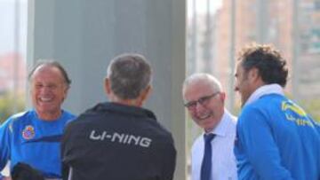 <b>SONRISAS. </b>Pochettino, Planes, Longhi, Condal, Jiménez y Hans, ayer, charlando en la grada.