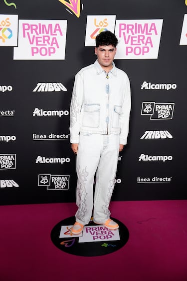 El influencer Izan Oviedo posa en la alfombra roja de LOS40 Primavera Pop.