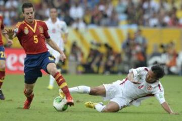 Cesar Azpilicueta intenta llevarse el balón ante Marama Vahirua.