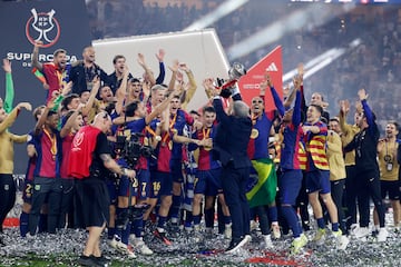 Laporta y los jugadores del Barcelona, levantan el trofeo de la Supercopa de Espa?a 2025 en el estadio King Abdullah en Yeda.