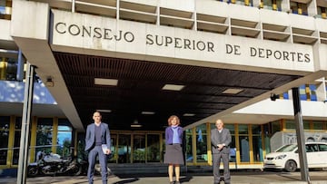 El presidente de la RFEF, Luis Rubiales, la del CSD, Irene Lozano, y el de LaLiga, Javier Tebas, delante de la sede del Consejo Superior de Deportes