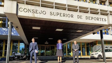 El presidente de la RFEF, Luis Rubiales, la del CSD, Irene Lozano, y el de LaLiga, Javier Tebas, delante de la sede del Consejo Superior de Deportes
 
 