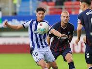 Gorka Gorosabel controla un balón en el partido de la Real Sociedad B contra el Eibar en Ipurua de la primera vuelta.