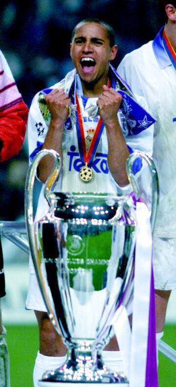 Quiz¨¢s sea el lateral m¨¢s completo de la historia del f¨²tbol. Jug¨® la mayor parte de su carrera en el Real Madrid tras pasar por el Inter. Fue 125 veces internacional con Brasil. En su palmar¨¦s cuenta con 4 Ligas espa?olas, 3 Supercopas de Espa?a, 3 Copas de Europa, 2 Copas Intercontinentales, 2 Copas Am¨¦rica y 1 Mundial de f¨²tbol, entre otros t¨ªtulos. En la imagen, Roberto Carlos feliz con la Copa de Europa de 1998.