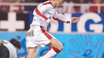 <b>DUREZA. </b>Sevilla y Osasuna brindaron un choque cargado de tensión. Atoñito pidió penalti en esta jugada, anulada antes por fuera de juego.