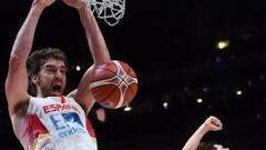 Felipe Reyes celebra al fondo el mate de Pau Gasol que asegur&oacute; el triunfo de Espa&ntilde;a ante Francia.
 