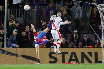 Luuk de Jong, de chilena, remat¨® en la cabeza de Isi jugador del Rayo