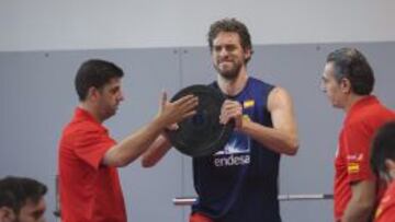 Pau Gasol se ejercita bajo la mirada de Sergio Scariolo.