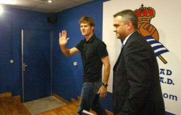 En agosto de 2004 Xabi Alonso se despide de la Real Sociedad para fichar por el Liverpool.