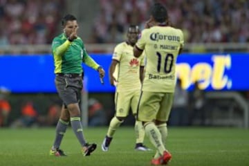El árbitro Fernando Guerrero llamando la atención a Oswaldo Martínez.