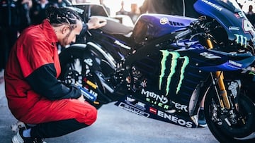 Lewis Hamilton, junto a una Yamaha de MotoGP.