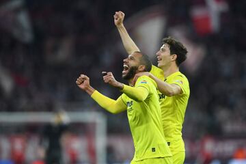 Los jugadores del Villarreal celebran el pase a semifinales de Champions al final del partido.