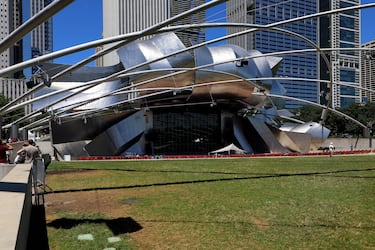 Inaugurado en 2004, es una "concha acústica" y un escenario al aire libre ubicado en el Millennium Park de Chicago, y es una de las obras más distintivas de Gehry en EE. UU. Su característica más llamativa es el techo escultural formado por cintas onduladas de acero inoxidable cepillado que se alzan sobre el escenario y parte de las 4.000 butacas. El pabellón no solo destaca por su forma deconstructivista, sino también por su avanzada acústica: una red de celosías de tubos de acero curvos se extiende sobre el césped para soportar un sistema de sonido que replica la calidad de una sala de conciertos. 