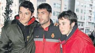 <b>REQUERIDO. </b>Tristán posó con dos aficionados en la llegada del Mallorca a A Coruña.