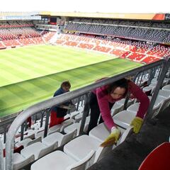 El Molinón y Mareo se someten a tareas de limpieza y desinfección