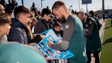 Darder firma autógrafos a varios aficionados del Espanyol.