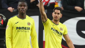 Villarreal's Spanish forward #22 Ayoze Perez Gutierrez celebrates after scoring their first goal during the Spanish league football match between Rayo Vallecano de Madrid and Villarreal CF at Vallecas Stadium in Madrid on February 22, 2025. (Photo by Pierre-Philippe MARCOU / AFP)