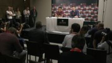 CONFERENCIA. Sterling, ayer, en el Asia Gardens.