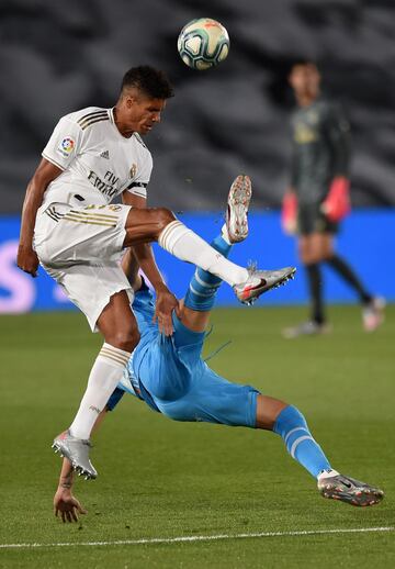 Raphael Varane y  Maxi Gómez.