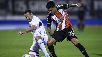 LA PLATA, ARGENTINA - AUGUST 22:  Enzo Perez of River Plate fights for the ball with Brahian Aleman of Gimnasia La Plata during a match between Gimnasia Esgrima La Plata and River Plate as part of Torneo Liga Profesional 2021 at Estadio Juan Carmelo Zerillo on August 22, 2021 in La Plata, Argentina. (Photo by Marcelo Endelli/Getty Images)