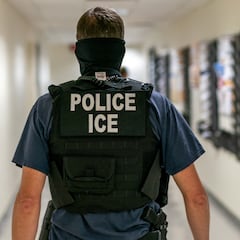 “No aguanto un día más aquí”: migrantes en un centro de detención en Texas relatan su dura experiencia