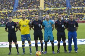 El árbitro Del Cerro Grande acompañado por sus asistentes Yuste Jiménez y Álvarez Cantón, el cuarto árbitro Benjumea Álvarez y los capitanes David García y Andrés Iniesta. 