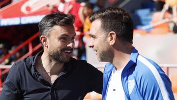 Pablo Guede saluda a Rubén Albés.