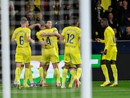 VILLARREAL (CASTELLÓN), 20/03/2026.- Los jugadores del Villarreal celebran tras marcar ante la Real, durante el partido de LaLiga de fútbol que Villarreal CF y Real Sociedad disputan este viernes en el estadio de La Cerámica. EFE/Andreu Dalmau