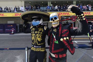 Dos hombres vestidos de mariachis, uno de ellos disfrazado de "calaca" o calavera, posan durante la tercera sesi¨®n de entrenamientos en el circuito Hermanos Rodr¨ªguez de la Ciudad de M¨¦xico,