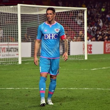 El 10 de julio de 2018 fich¨® por el Sagan Tosu de la J1 League japonesa. Esa temporada compartir¨¢ vestuario con otro espa?ol Isaac Cuenca.