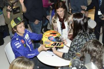 Valentino Rossi y Jorge Lorenzo firmaron autógrafos en el edificio Telefónica de Gran Vía, Madrid. 