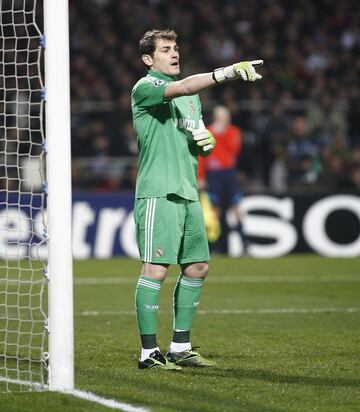 Iker Casillas durante un partido de Champions League frente al Olympique de Lyon el 22 de febrero de 2011