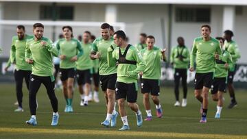 Juanmi, en el centro, entren&aacute;ndose con el Betis.