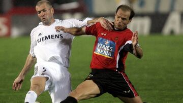 Zinedine Zidane pugna con el griego Angelos Basinas en la derrota del Madrid ante el Mallorca por 2-1 en febrero de 2006.