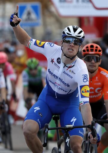 Sam Bennett gana la cuarta etapa al esprint.