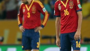 Los jugadores españoles Gerard Piqué y Sergio Busquets tras recibir el tercer gol ante Brasil