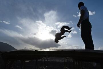 Jóvenes afganos practican sus habilidades de parkour en frente de las ruinas del Palacio Darul Aman en Kabul. Parkour, que se originó en Francia en la década de 1990 y también se conoce como libre en ejecución, consiste en conseguir alrededor de los obstáculos urbanos con una mezcla de ritmo rápido de saltar, saltar, correr y rodar.