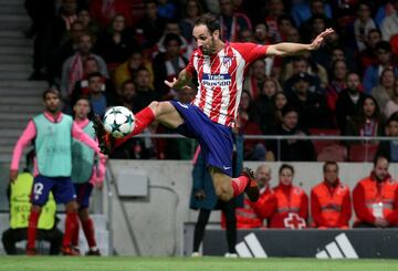 El lateral derecho se despidió del Atlético diciendo que era un indio más. No es de extrañar porque fue un jugador que también hizo historia en la entidad madrileña. Disputó 355 encuentros, 76 en competición europea, con un gol. Debutó en Europa el 28 de julio de 2011 ante el Stromsgodset, en Europa League, con derrota por 2-1. Ganó dos Europa League y dos Supercopas de Europa, además de una Liga, una Copa y una Supercopa de España. También jugó las dos finales de Champions ante el Real Madrid. 