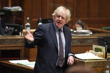 Boris Johnson eligió también la vacuna de AstraZeneca y la Universidad de Oxford por su origen británico. Fue el 19 de marzo, en el hospital St. Thomas, y tras alcanzar el récord de vacunados en un día. "No he sentido literalmente nada; ha sido muy bueno y muy rápido", apuntó tras recibir su primera dosis. Cabe destacar además que hace justo un año, fue el propio primer ministro británico quien fue contagiado del coronavirus. Ahora, anima a sus ciudadanos a seguir las indicaciones sanitarias: "Cuando reciban la notificación, vayan a pincharse".