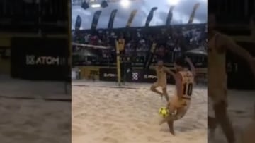 Pasa el tiempo y ‘Dinho’ no pierde el toque, ahora mostró su magia en un partido de futplaya.