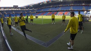 En la imagen, el entrenamiento sevillista en el St. Jakob Park, donde no habrá goles fantasma. Por primera vez la UEFA usará la tecnología conocida como Ojo de Halcón, que determina si el balón rebasa por completo la línea de gol.