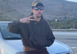 Bad Bunny desvela su coche favorito en sus redes y la gente no da crédito por lo ‘cutre’