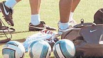 <b>TUTOR. </b>Javier Aguirre está cuidando cada uno de los pasos del Kun.