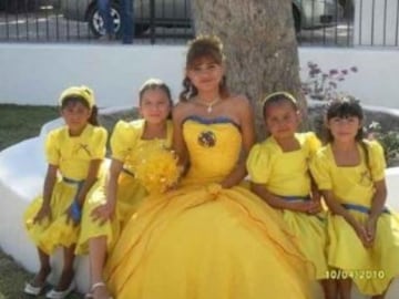 La quinceañera feliz con su vestido del América, pero ojo, ella no está sola