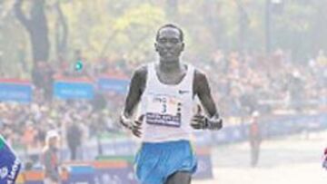 <b>DRAMA. </b>Tergat gana y Ramaala cae al suelo justo en la meta.