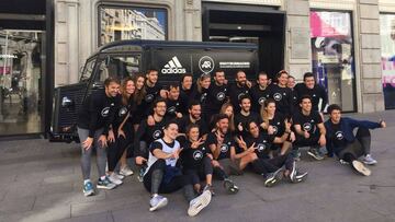 Chema Mart&iacute;nez, sentado en el centro con el equipo Adidas Runners, en la tienda de la marca de la Calle Preciados de Madrid.